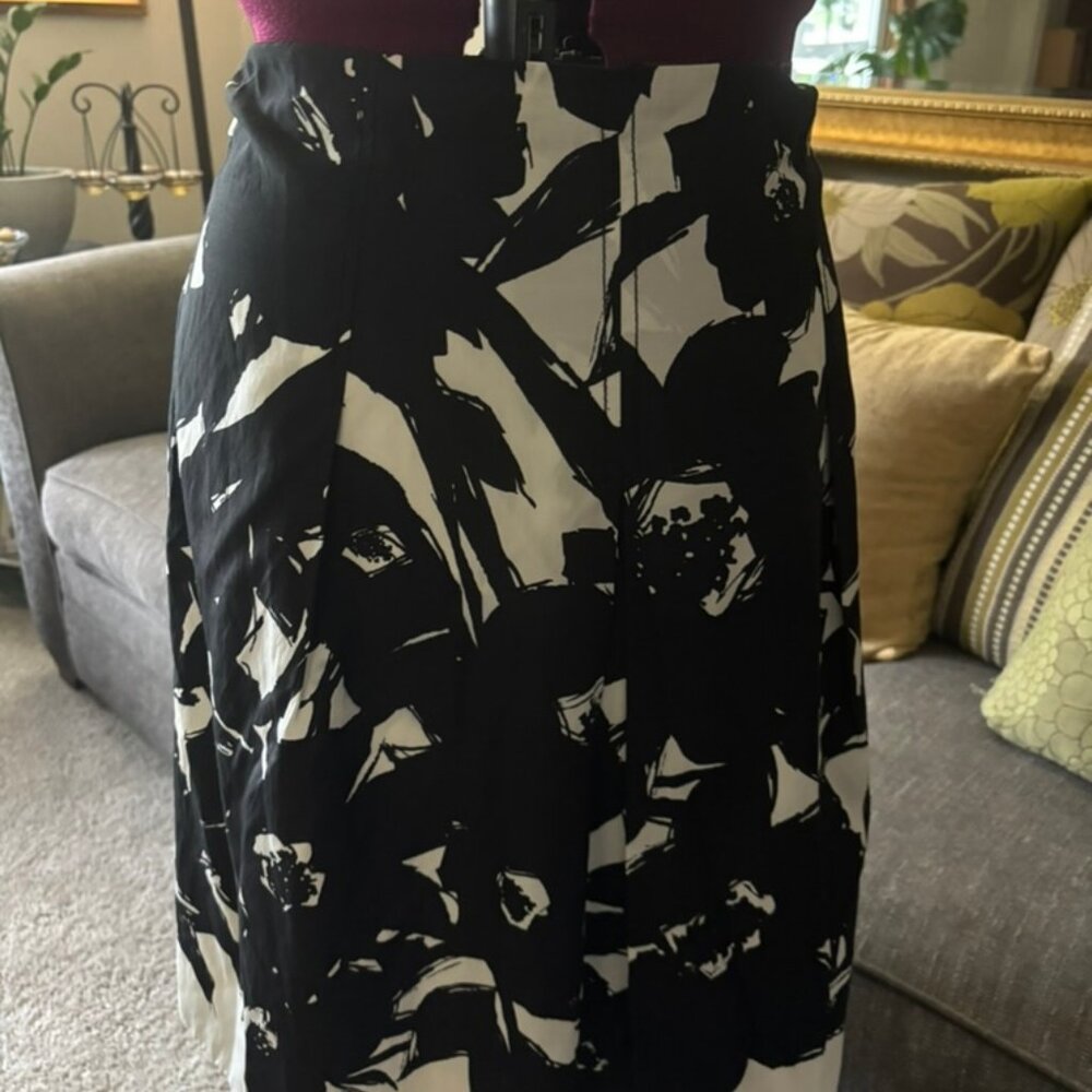 BANANA REPUBLIC Silk Skirt Black and White Floral Size 8